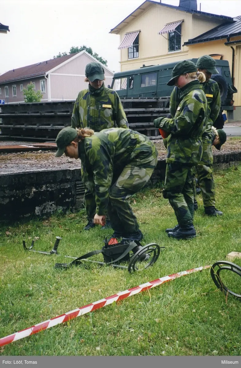 Lägertjejer. Minröjning.