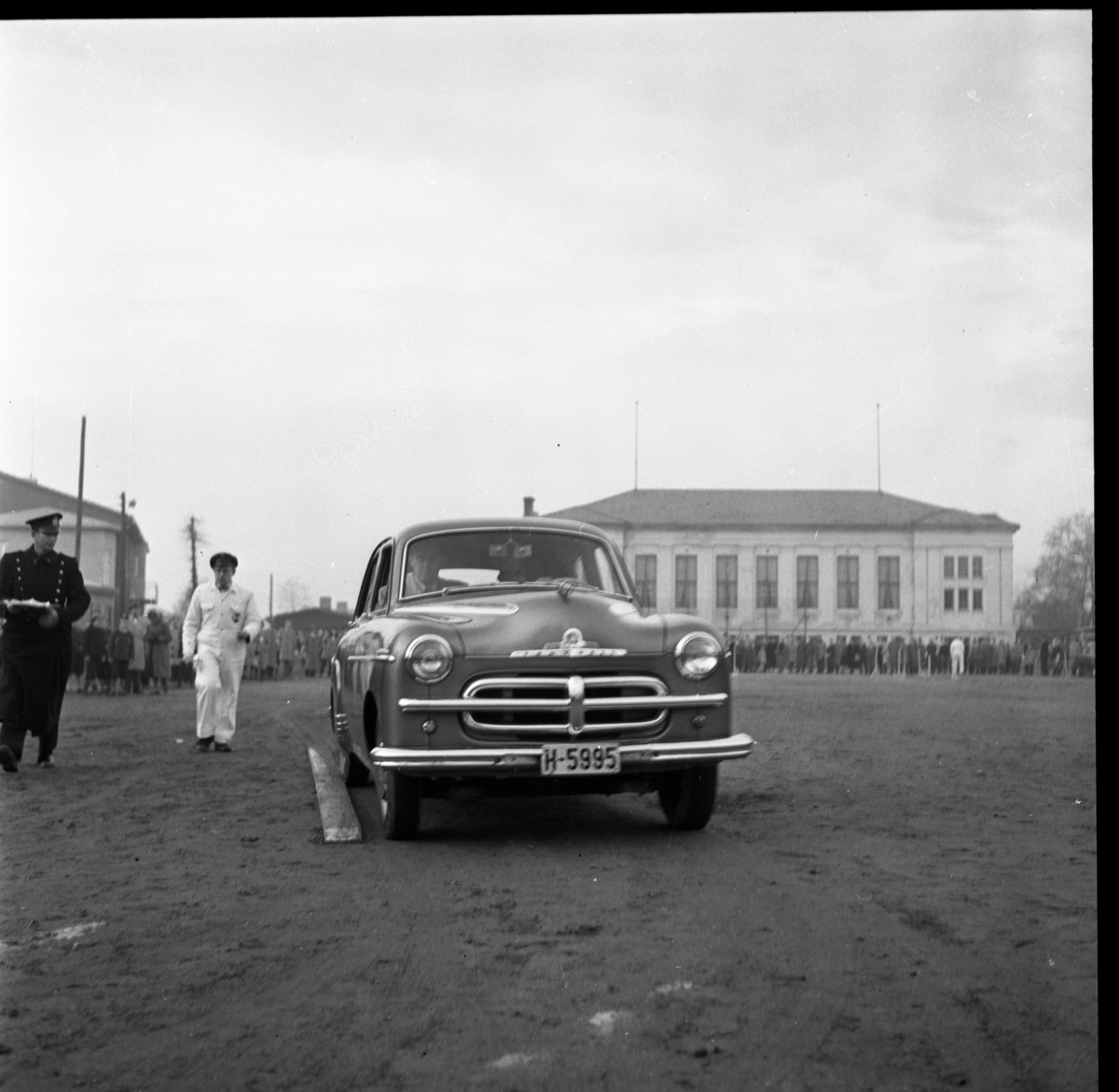Fotografiene ble tatt i forbindelse med kontrollert promillekjøring "Brandy Spesial" arrangert av Motorførernes avholdsforening (MA) på Odds sportsplass Skien arrangert 4.11.1956.

Bilde 1: H-5995 er en Vauxhall 1951-ca. 1955, H-3011 på bildene 8-10 er en engelsk Ford Zephyr Six 1954-56.

Vardens pressefotosamling