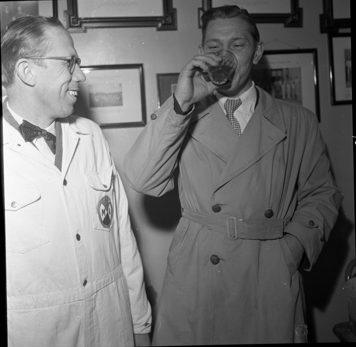 Fotografiene ble tatt i forbindelse med kontrollert promillekjøring "Brandy Spesial" arrangert av Motorførernes avholdsforening (MA) på Odds sportsplass Skien arrangert 4.11.1956.

Bilde 1: H-5995 er en Vauxhall 1951-ca. 1955, H-3011 på bildene 8-10 er en engelsk Ford Zephyr Six 1954-56.

Vardens pressefotosamling
