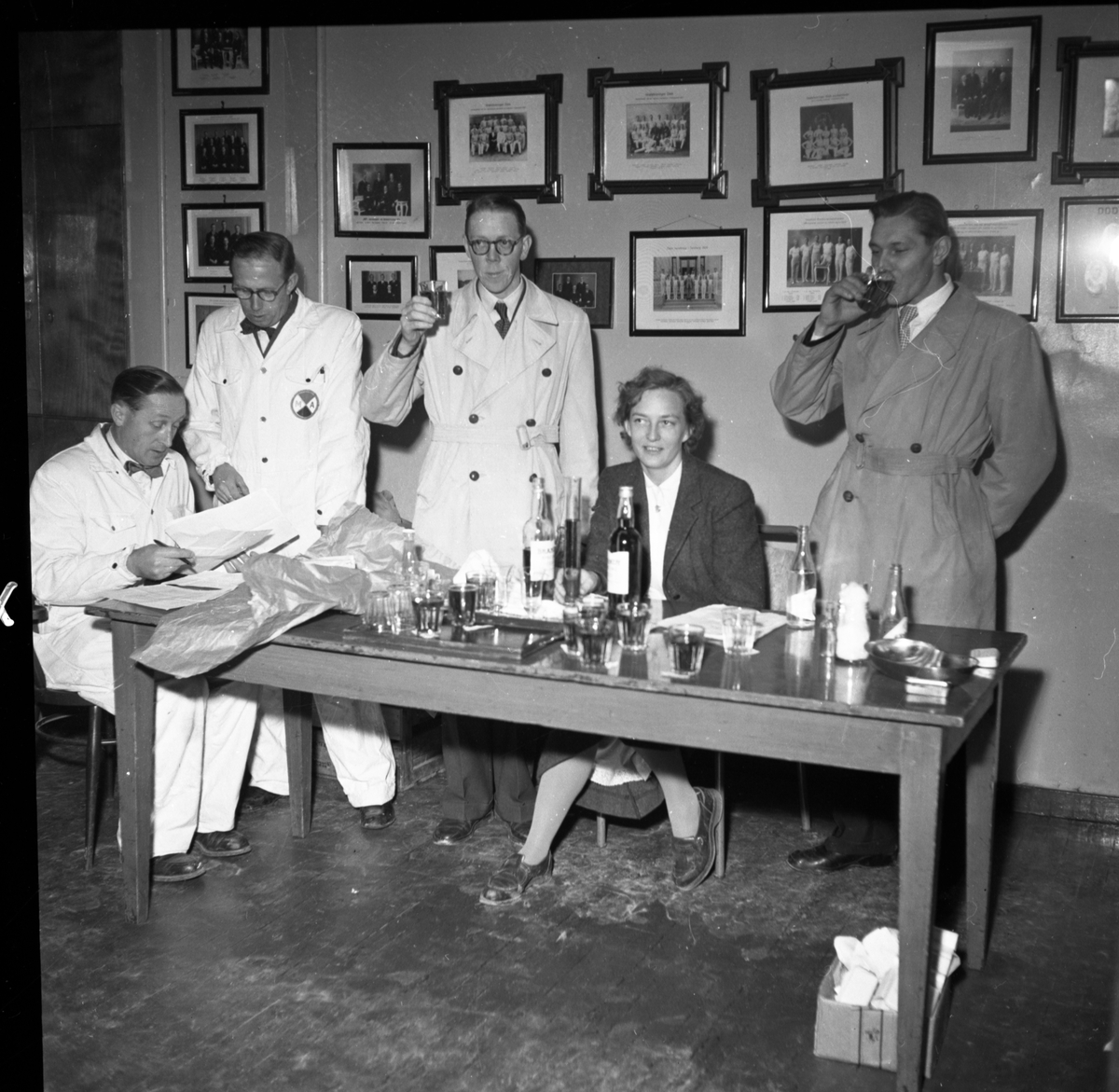 Fotografiene ble tatt i forbindelse med kontrollert promillekjøring "Brandy Spesial" arrangert av Motorførernes avholdsforening (MA) på Odds sportsplass Skien arrangert 4.11.1956.

Bilde 1: H-5995 er en Vauxhall 1951-ca. 1955, H-3011 på bildene 8-10 er en engelsk Ford Zephyr Six 1954-56.

Vardens pressefotosamling