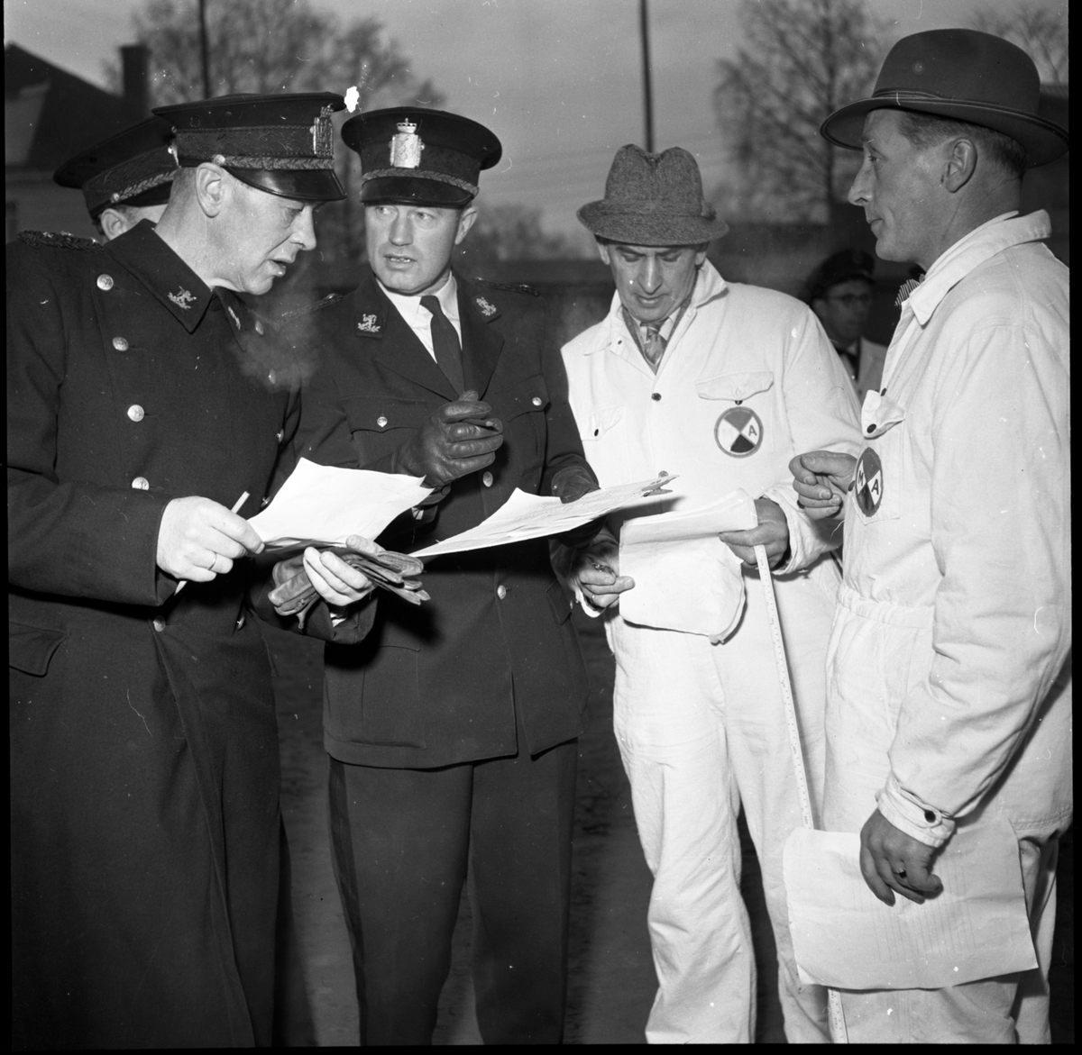 Fotografiene ble tatt i forbindelse med kontrollert promillekjøring "Brandy Spesial" arrangert av Motorførernes avholdsforening (MA) på Odds sportsplass Skien arrangert 4.11.1956.

Bilde 1: H-5995 er en Vauxhall 1951-ca. 1955, H-3011 på bildene 8-10 er en engelsk Ford Zephyr Six 1954-56.

Vardens pressefotosamling