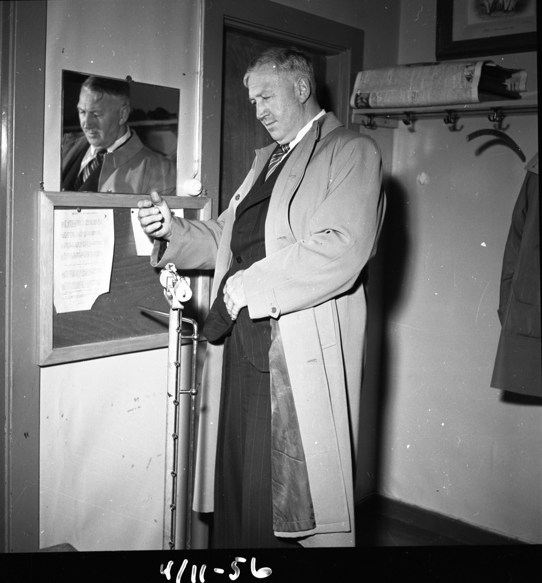 Fotografiene ble tatt i forbindelse med kontrollert promillekjøring "Brandy Spesial" arrangert av Motorførernes avholdsforening (MA) på Odds sportsplass Skien arrangert 4.11.1956.

Bilde 1: H-5995 er en Vauxhall 1951-ca. 1955, H-3011 på bildene 8-10 er en engelsk Ford Zephyr Six 1954-56.

Vardens pressefotosamling