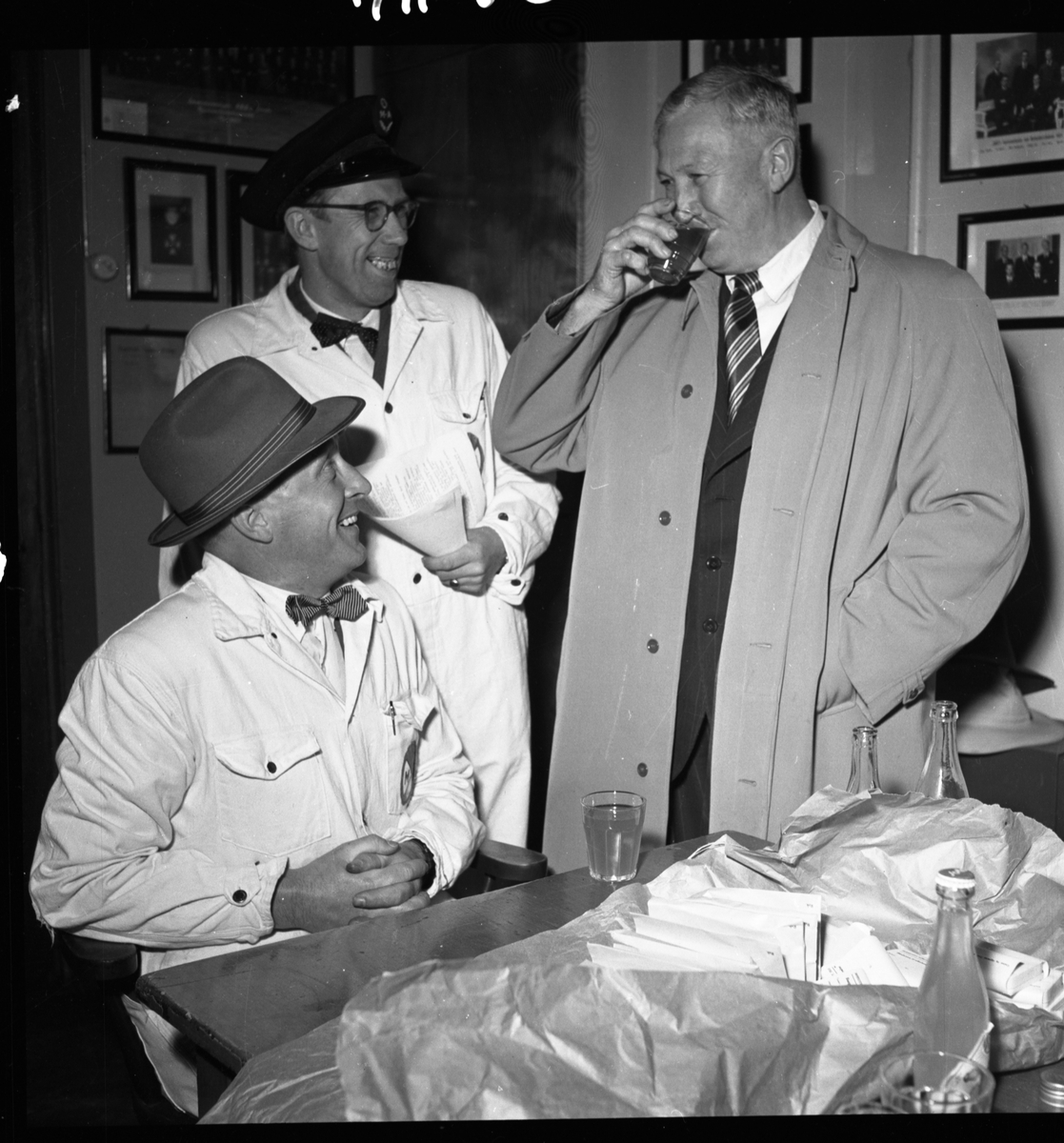 Fotografiene ble tatt i forbindelse med kontrollert promillekjøring "Brandy Spesial" arrangert av Motorførernes avholdsforening (MA) på Odds sportsplass Skien arrangert 4.11.1956.

Bilde 1: H-5995 er en Vauxhall 1951-ca. 1955, H-3011 på bildene 8-10 er en engelsk Ford Zephyr Six 1954-56.

Vardens pressefotosamling