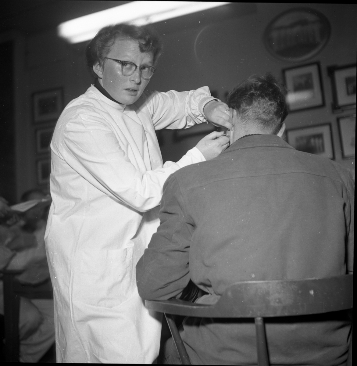 Fotografiene ble tatt i forbindelse med kontrollert promillekjøring "Brandy Spesial" arrangert av Motorførernes avholdsforening (MA) på Odds sportsplass Skien arrangert 4.11.1956.

Bilde 1: H-5995 er en Vauxhall 1951-ca. 1955, H-3011 på bildene 8-10 er en engelsk Ford Zephyr Six 1954-56.

Vardens pressefotosamling