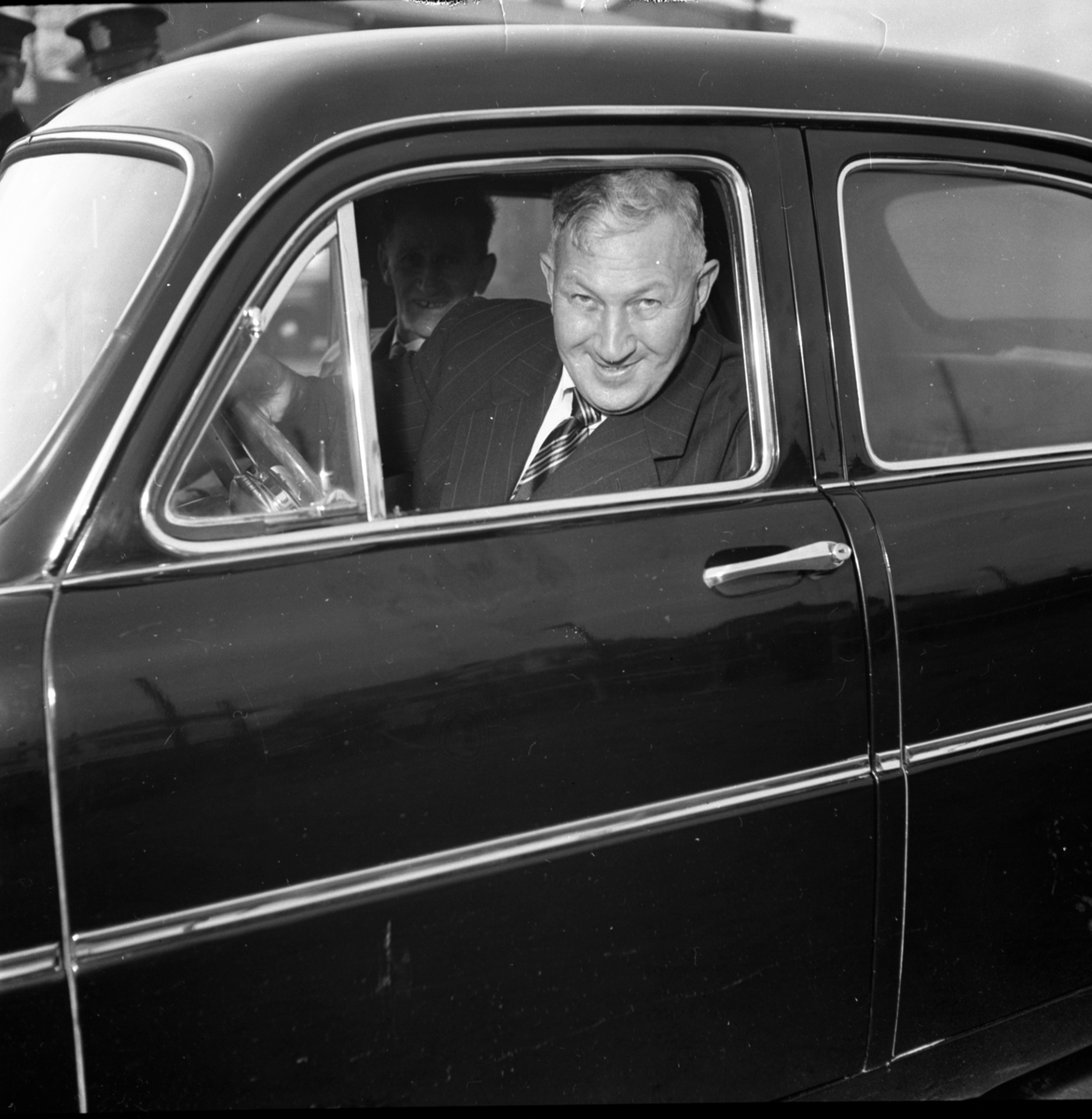 Fotografiene ble tatt i forbindelse med kontrollert promillekjøring "Brandy Spesial" arrangert av Motorførernes avholdsforening (MA) på Odds sportsplass Skien arrangert 4.11.1956.

Bilde 1: H-5995 er en Vauxhall 1951-ca. 1955, H-3011 på bildene 8-10 er en engelsk Ford Zephyr Six 1954-56.

Vardens pressefotosamling
