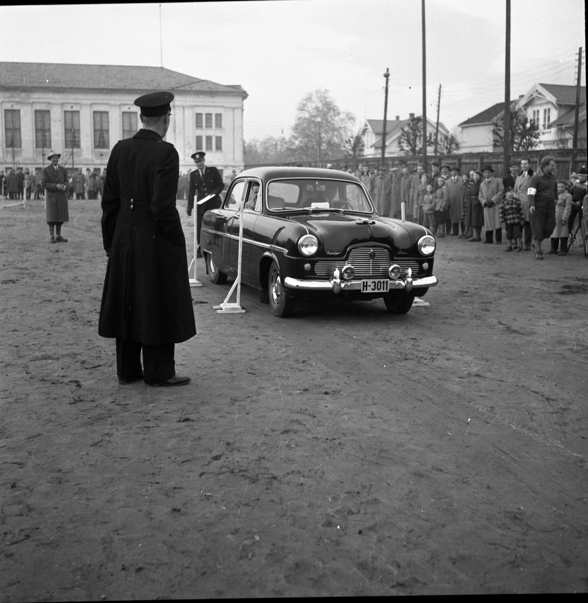 Fotografiene ble tatt i forbindelse med kontrollert promillekjøring "Brandy Spesial" arrangert av Motorførernes avholdsforening (MA) på Odds sportsplass Skien arrangert 4.11.1956.

Bilde 1: H-5995 er en Vauxhall 1951-ca. 1955, H-3011 på bildene 8-10 er en engelsk Ford Zephyr Six 1954-56.

Vardens pressefotosamling
