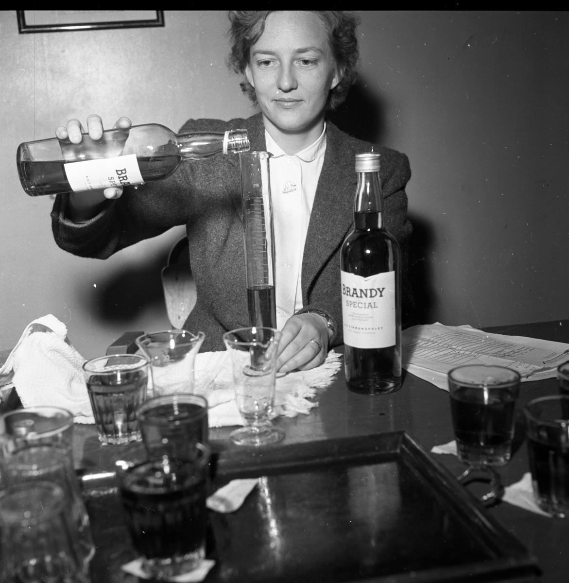 Fotografiene ble tatt i forbindelse med kontrollert promillekjøring "Brandy Spesial" arrangert av Motorførernes avholdsforening (MA) på Odds sportsplass Skien arrangert 4.11.1956.

Bilde 1: H-5995 er en Vauxhall 1951-ca. 1955, H-3011 på bildene 8-10 er en engelsk Ford Zephyr Six 1954-56.

Vardens pressefotosamling