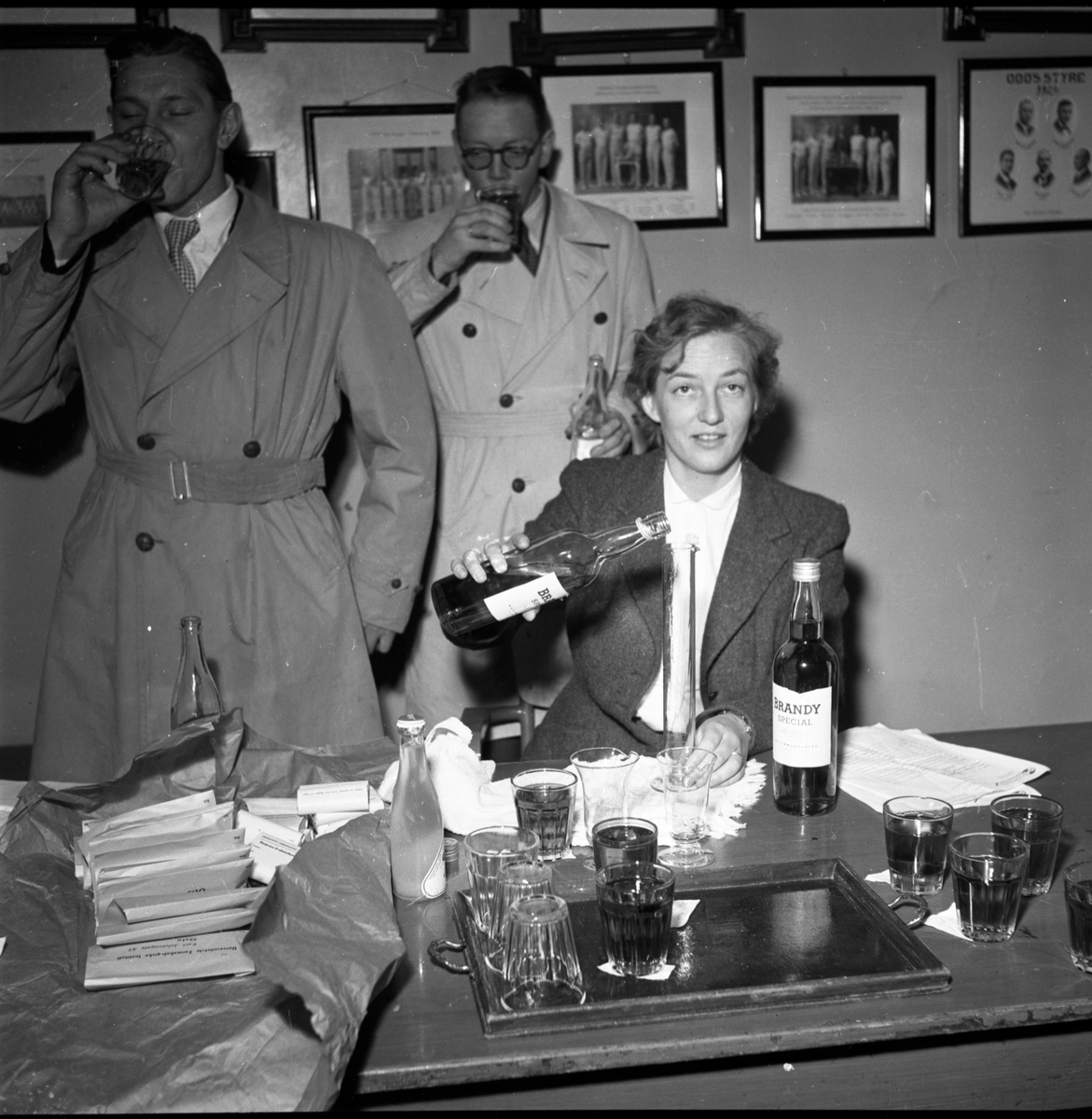 Fotografiene ble tatt i forbindelse med kontrollert promillekjøring "Brandy Spesial" arrangert av Motorførernes avholdsforening (MA) på Odds sportsplass Skien arrangert 4.11.1956.

Bilde 1: H-5995 er en Vauxhall 1951-ca. 1955, H-3011 på bildene 8-10 er en engelsk Ford Zephyr Six 1954-56.

Vardens pressefotosamling