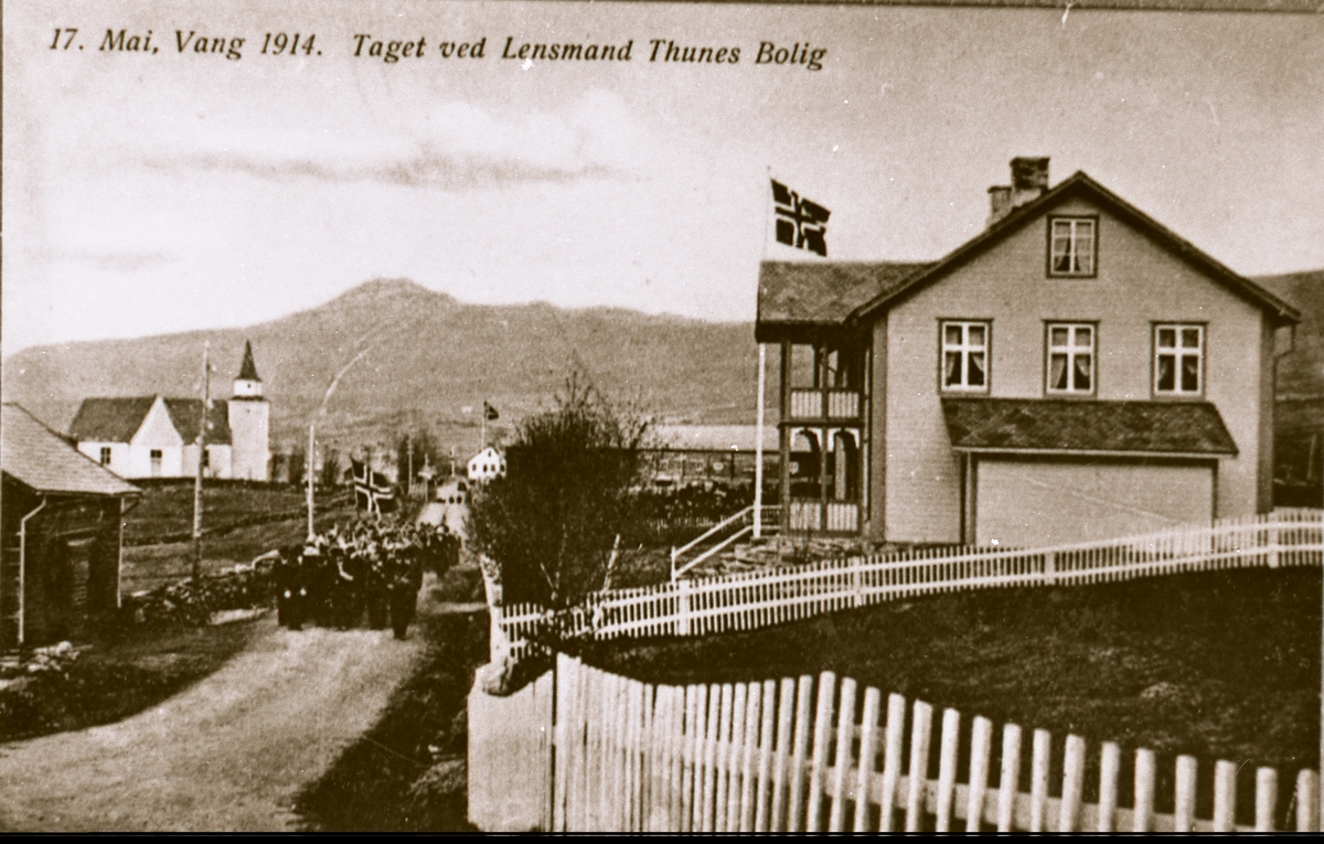 17.mai tog i Vang i 1914. Huset til høgre i bildet er lensmann Thune sitt hus, seinare kalla "Thunehuset"