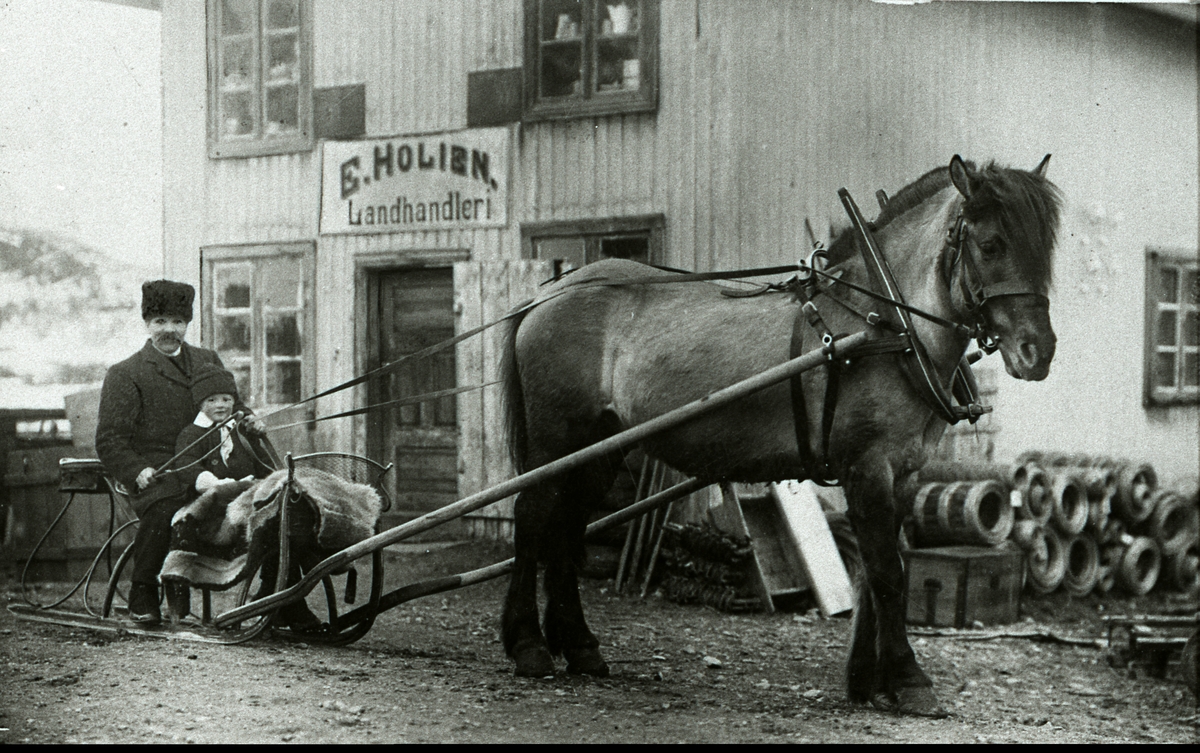 Endre E. Holien den eldre og den yngre utanfor butikken i Øye