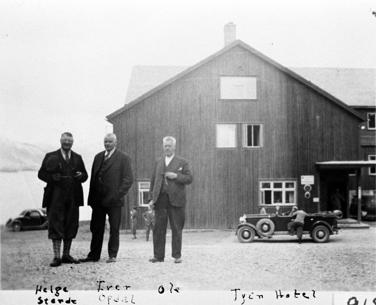 Frå venstre: Helge Stende, Ivar Opdal og Ole Hermundstad framfor Tyin Høyfjellshotell