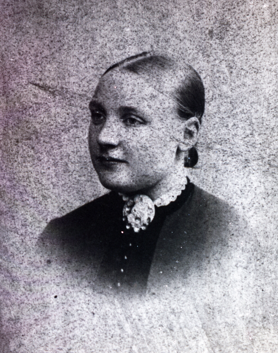 Marit Olsdatter(født 1871). Dotter til Sigrid Ellingbø(gift Syltevik) og Ola Andrisson Kvale som drukna i Vangsmjøsa ved Hemsing bru. Marit reiste til Amerika og vart gift med ein frå Rødningen(Bøe). Dei fekk mange born og sleit hardt i Amerika