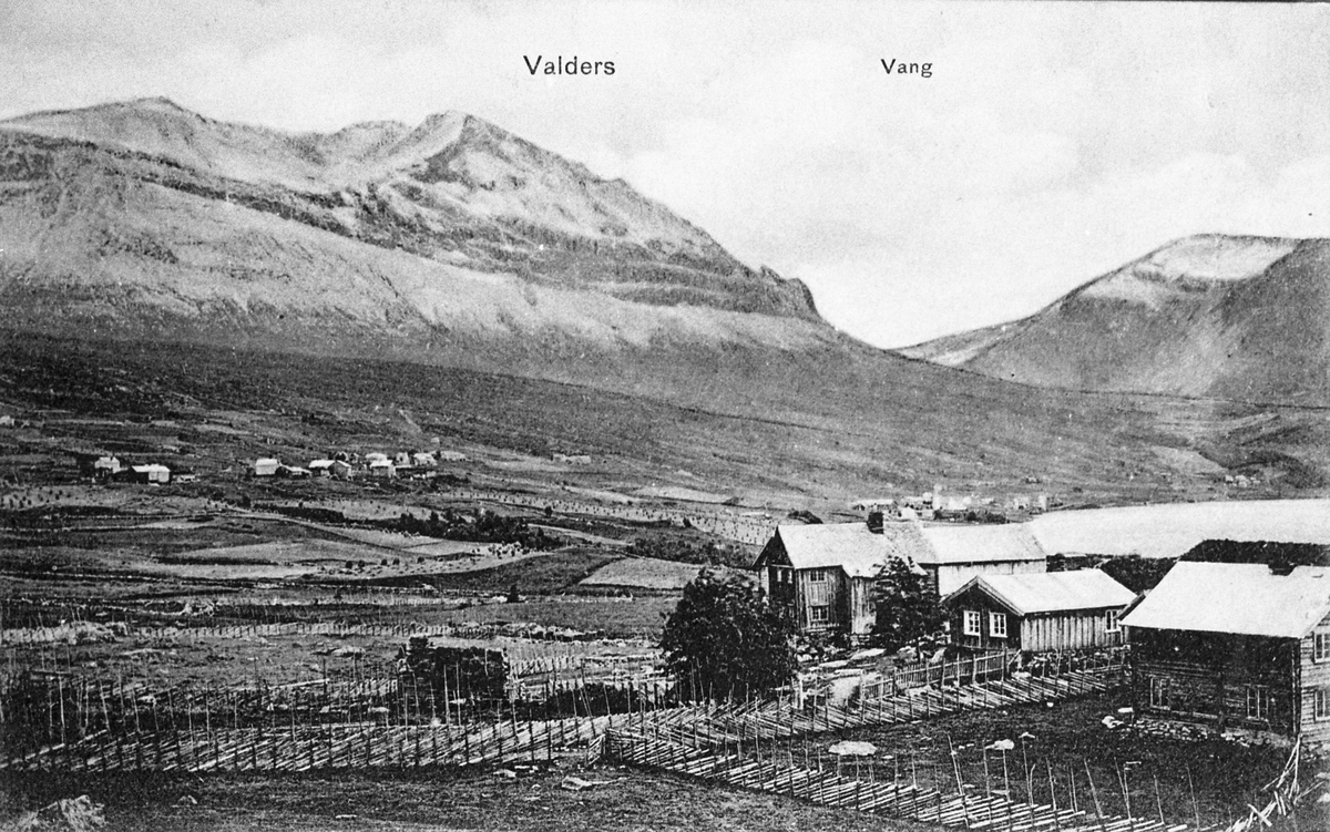 Garden Kattevold til høgre i framgrunnen av bildet. Grindafjellet i bakgrunnen