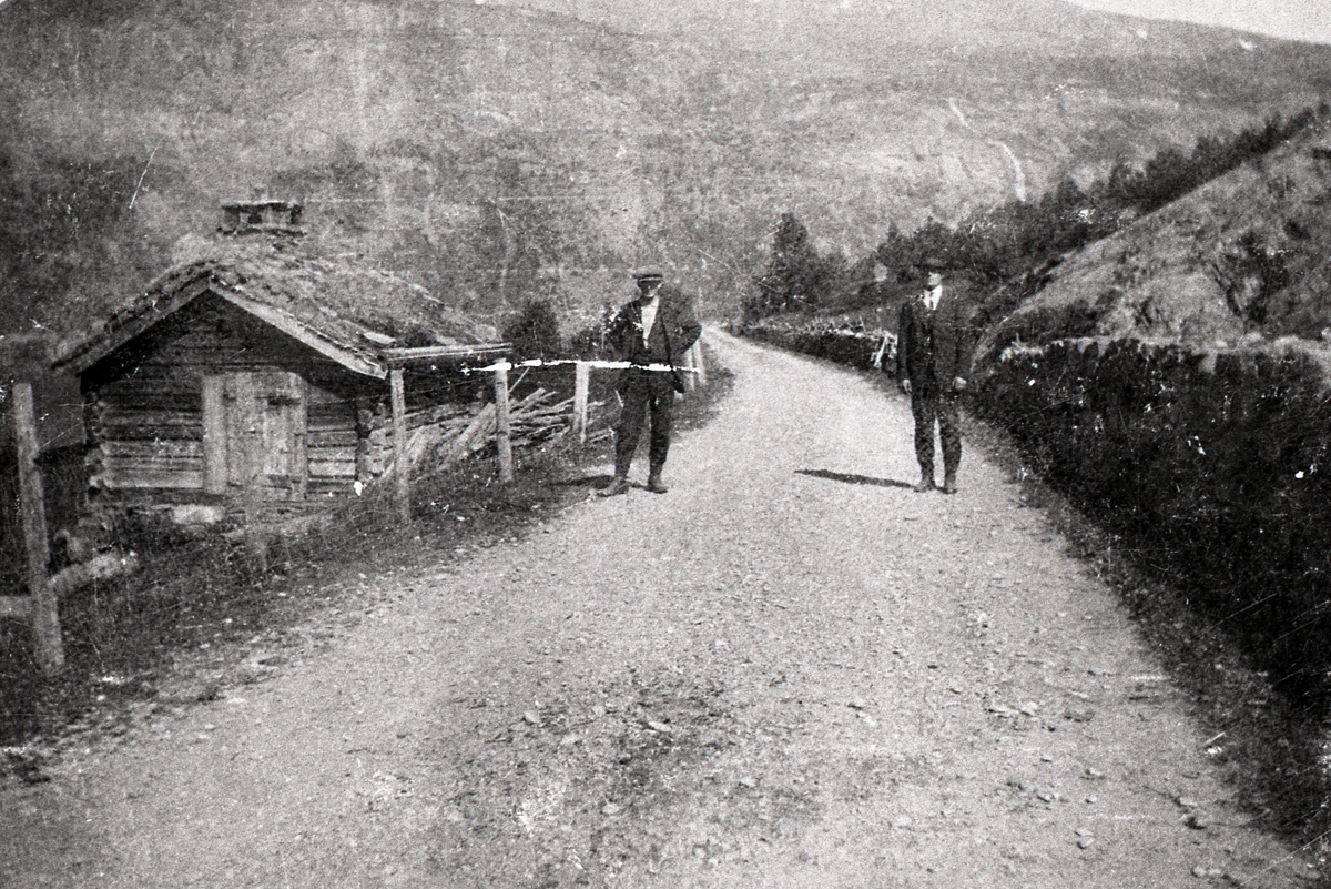 John Myhre og John Johansen Søndrol med eldhuset til Søndrol, g. nr. 48 br. nr 3