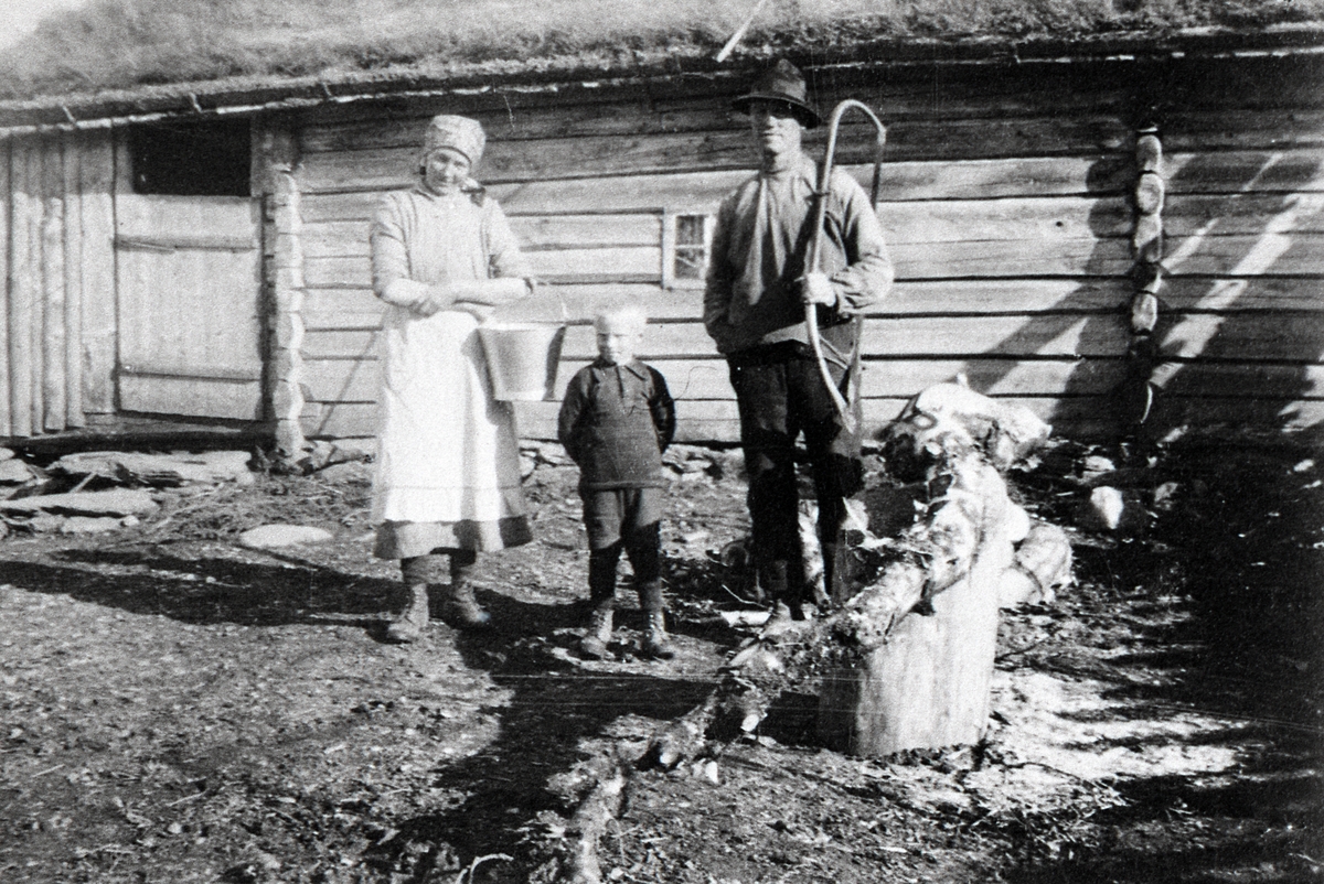 Marit og John Myhre med sonen John framfor Myhre-selet på Syndin