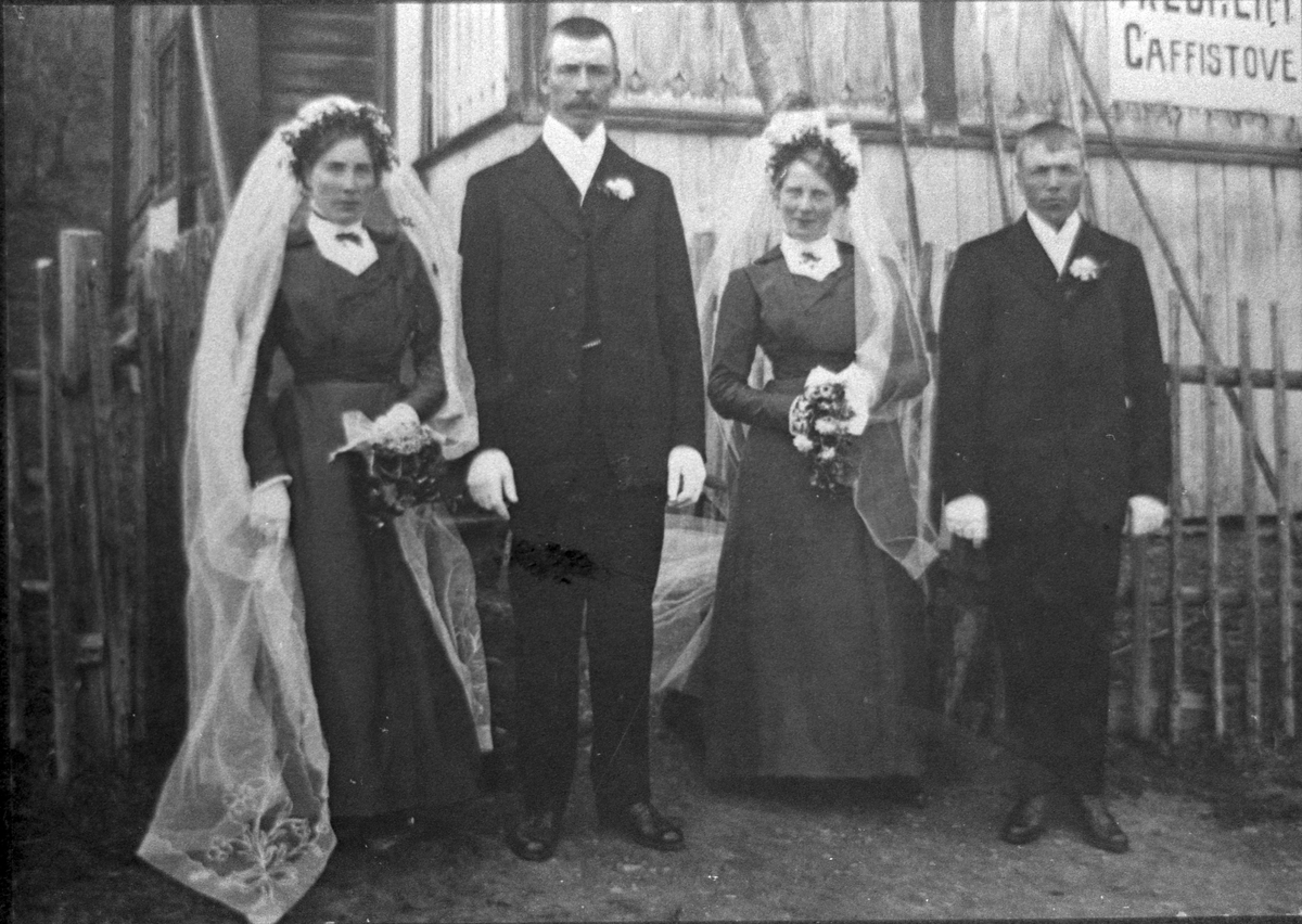 Brudebilde av Jørann Grøv og Andris J. Brustøgun, og Margrethe Grøv og Ivar Ellingbø(Rogn)