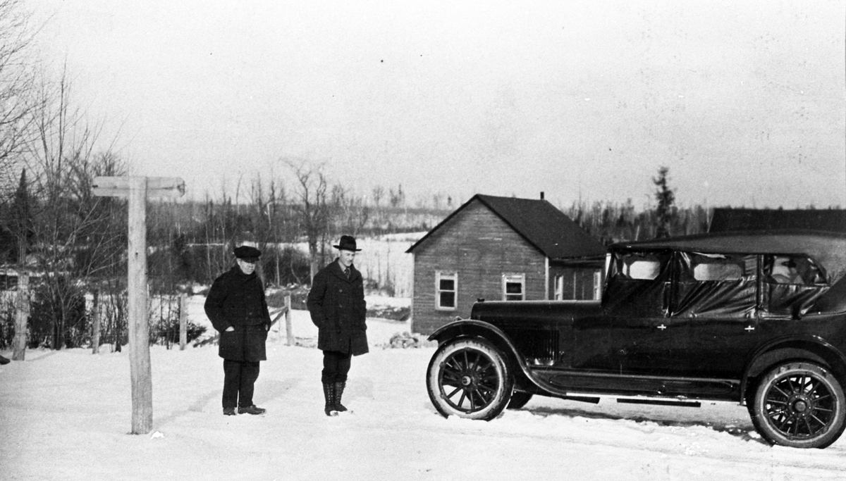 Nils L. Wangensteen utvandra til Amerika. Dette bildet er truleg frå 1915, og av hans fyrste bil