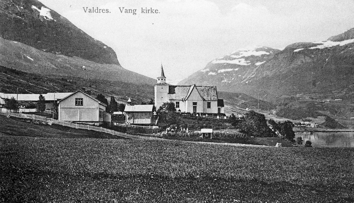 Vang kyrkje og Prestegarden i framgrunnen