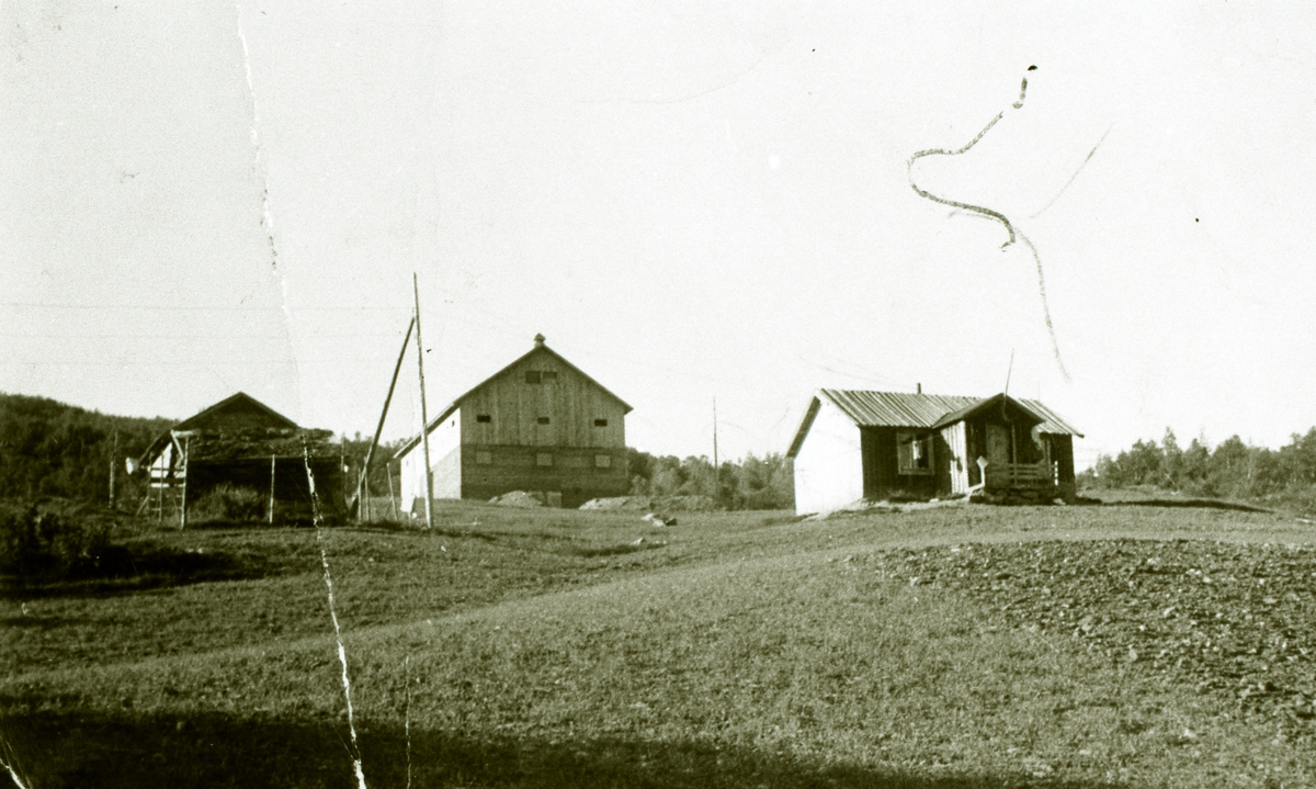 Fyrste huset i Fjellbu, også kalla "Hytta". Fjøset som ligg ved sidan av "Hytta" kom frå Austreim, og vart revet etter at den nye driftsbygningen kom opp.