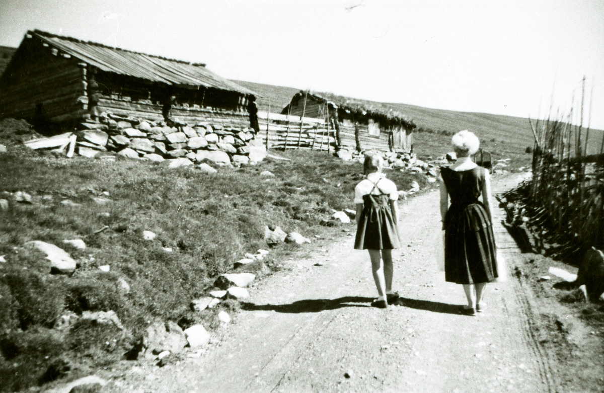 Personane på bildet er Mary Horne og den eine dotter hennar.