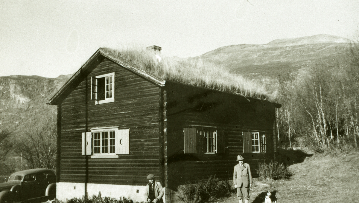 Hytta som far til Berit Haugen bygde. Berit og Einar Haugen bygde om hytta til bolighus og budde der.