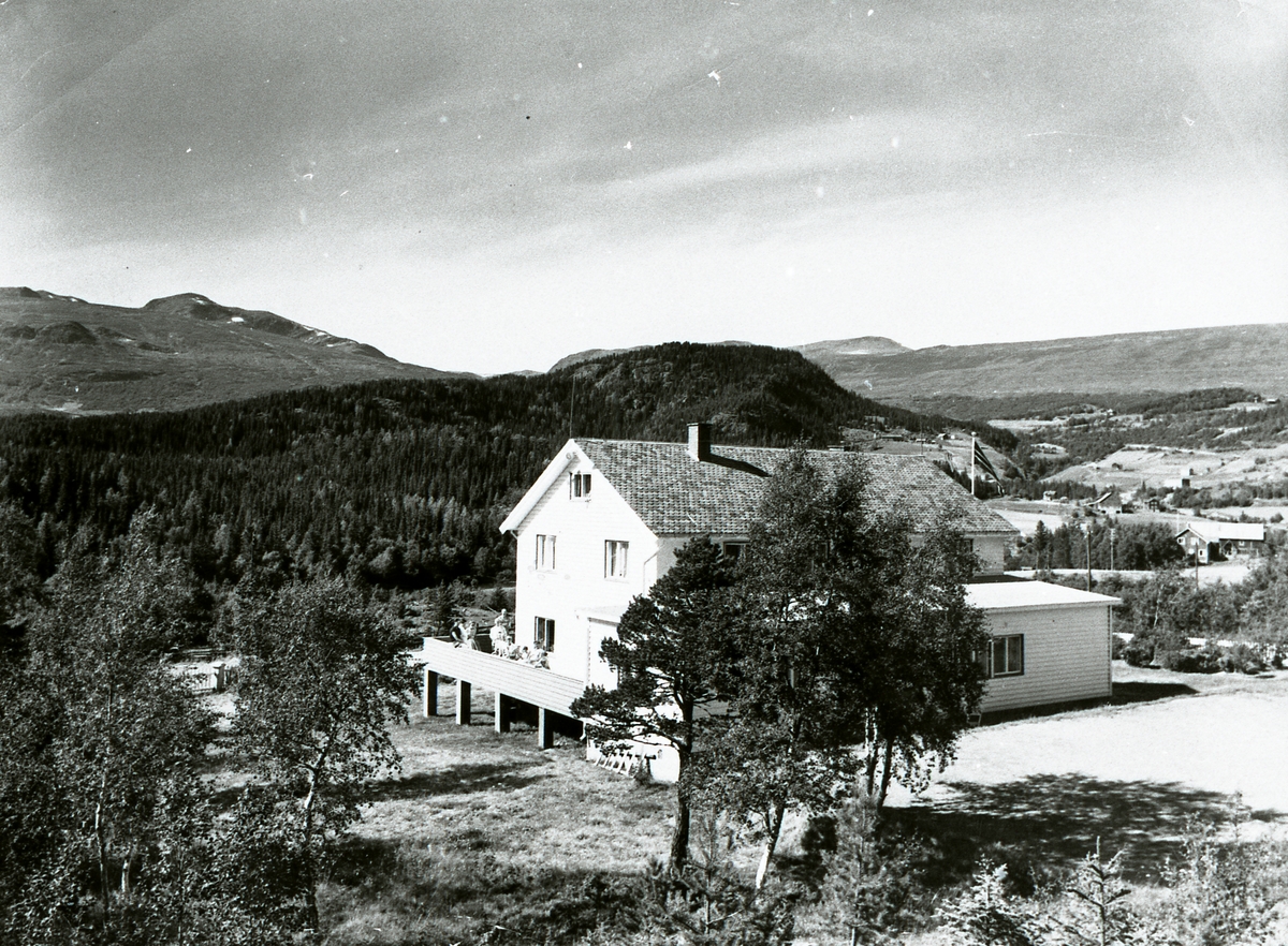 Hugali Pensjonat med Belsheimberget og Thorpegardane i bakgrunnen