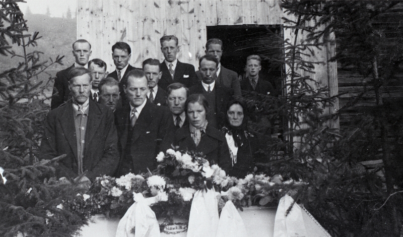 Gravferd etter Knut R. Thune