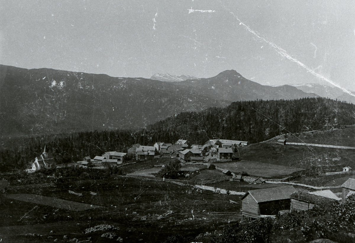 Gamle gardshusa på Kvisgardane med Høre Stavkyrkje.