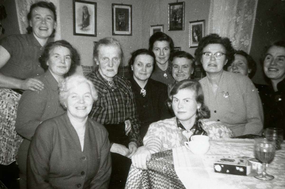 Bak frå venstre: Jørgine Rogn, Ingrid Rogn, Ingrid Heensåsen, Marit O. Egge, Guri Rogn, Marit Heensåsen, Kari Dahl, Berit Rogn og Inga Kjøs. Framme frå venstre: Ingrid Øraker og Inger Øraker g. Bodin.