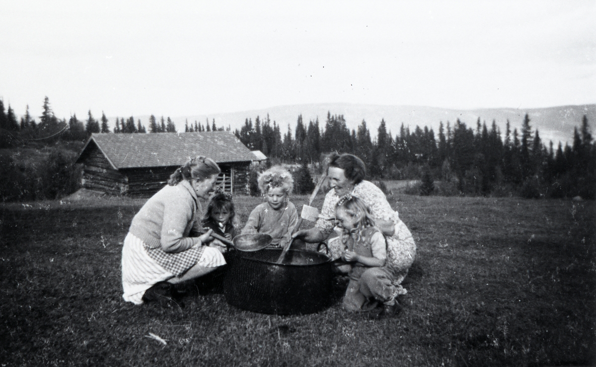 Frå venstre: Berit, Borgny, Bjørg, Bertine og Sigrid Kvien.