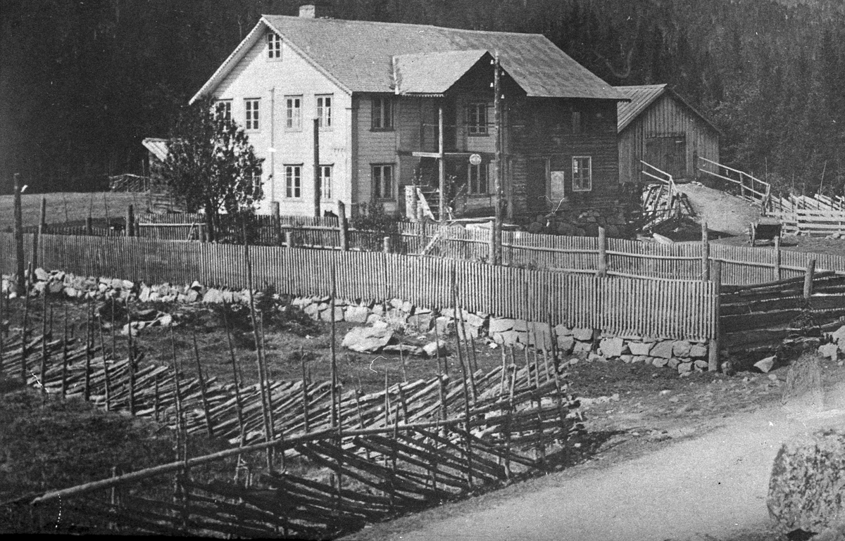 Huset vart bygd ca 1900. Det var eit handels- og posthus. Knut Paulsrud frå Røn bygde opp og driev handel her. På denne tida var Kvismoen eit sentrum for post og telefon. Huset brann ned ein gong sist på 1950- talet