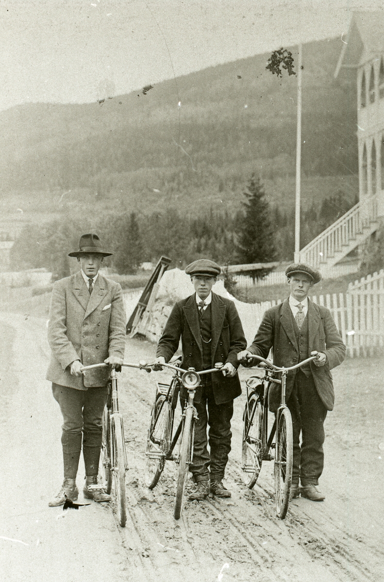 Tre karar på sykkel. Gullik Fjellstad, Toralf Bjellbøle og Knut E. Rudi