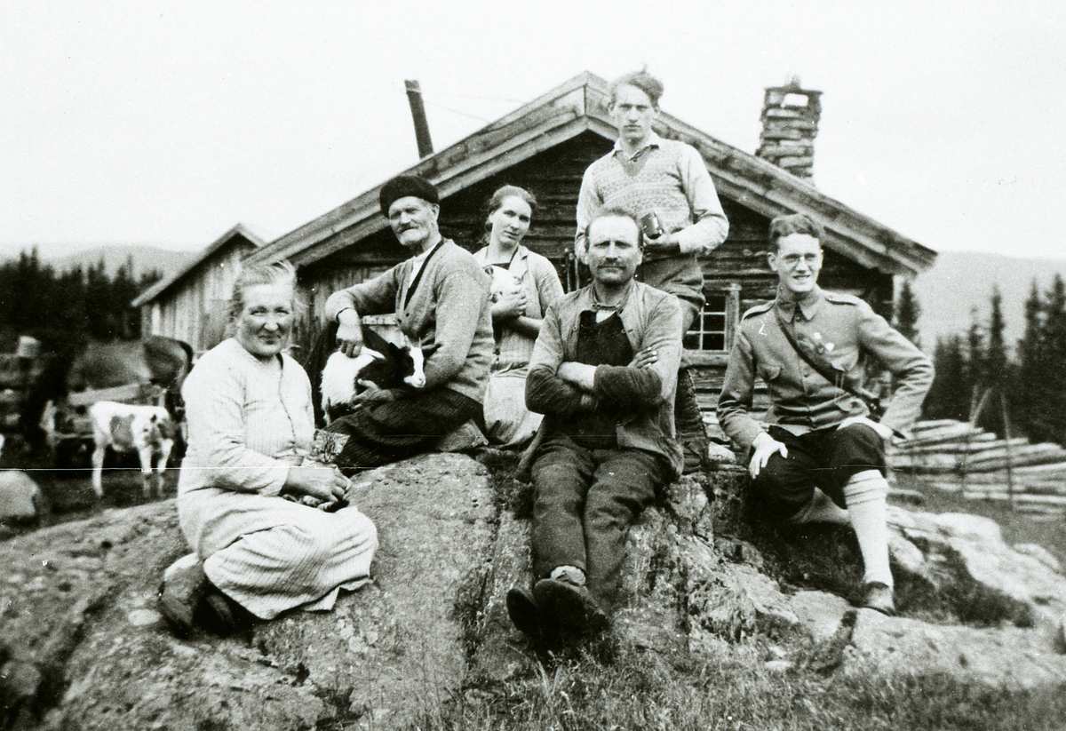 Frå venstre: Rangdi K. Veflen, ukjent, Anna Veflen g. Grøstad, Andris J. Veflen(framme), ukjent og ukjent