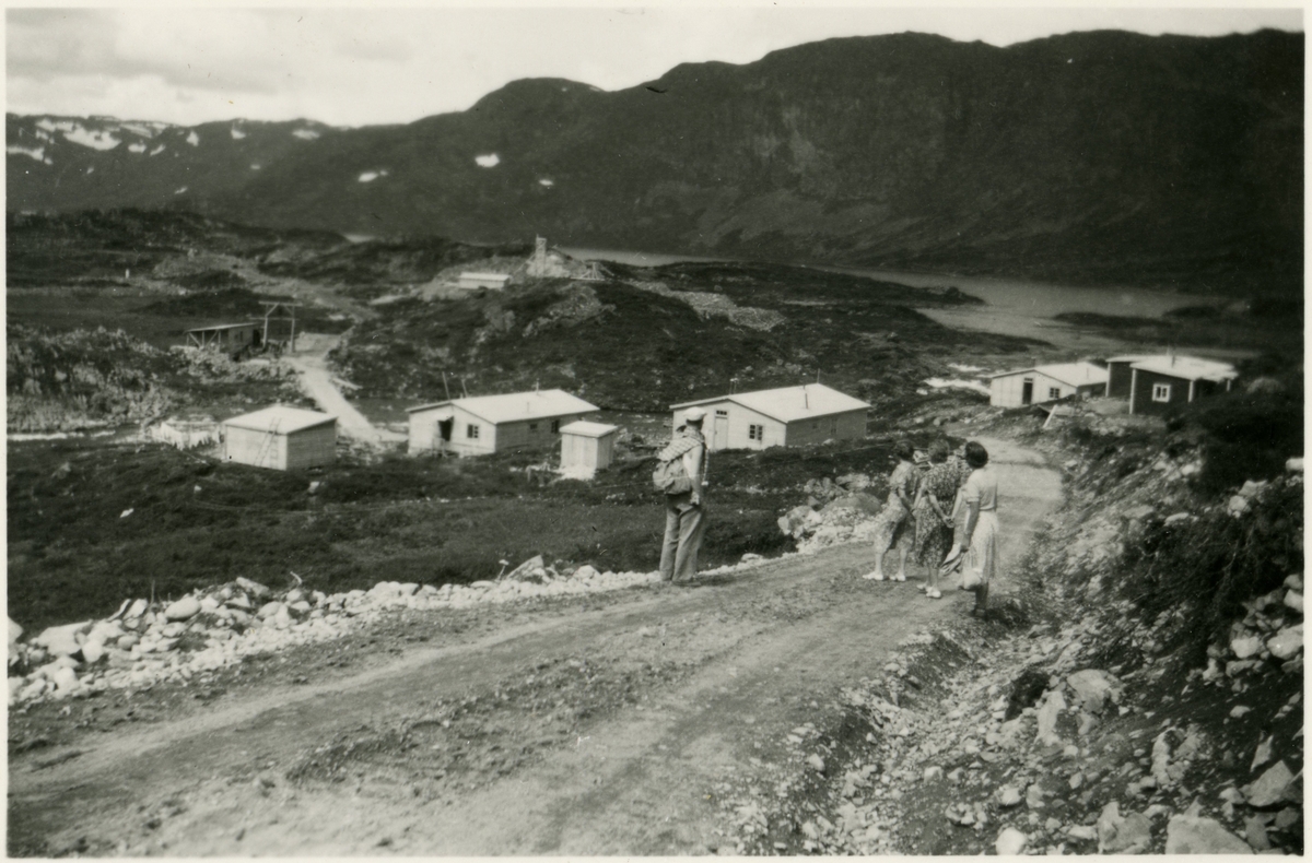 Brakker som vart sett opp i forbindelse med bygging av demningen i Olø. Anleggsarbeidet i Olø føregjekk frå 1951 til 1953. Anleggsarbeidarane trong husrom, så mange brakker vart sette opp. Meir enn 60 mann arbeidde på dette anlegget. I dag står det att berre ei brakke.