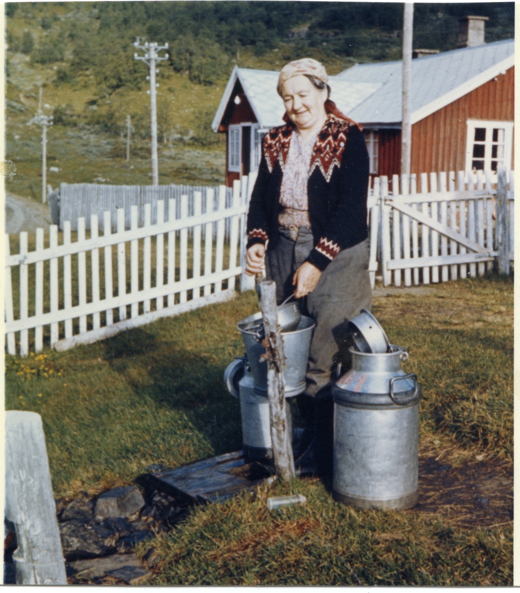 Severine Hermundstad vaskar mjølkespann ppå stølen