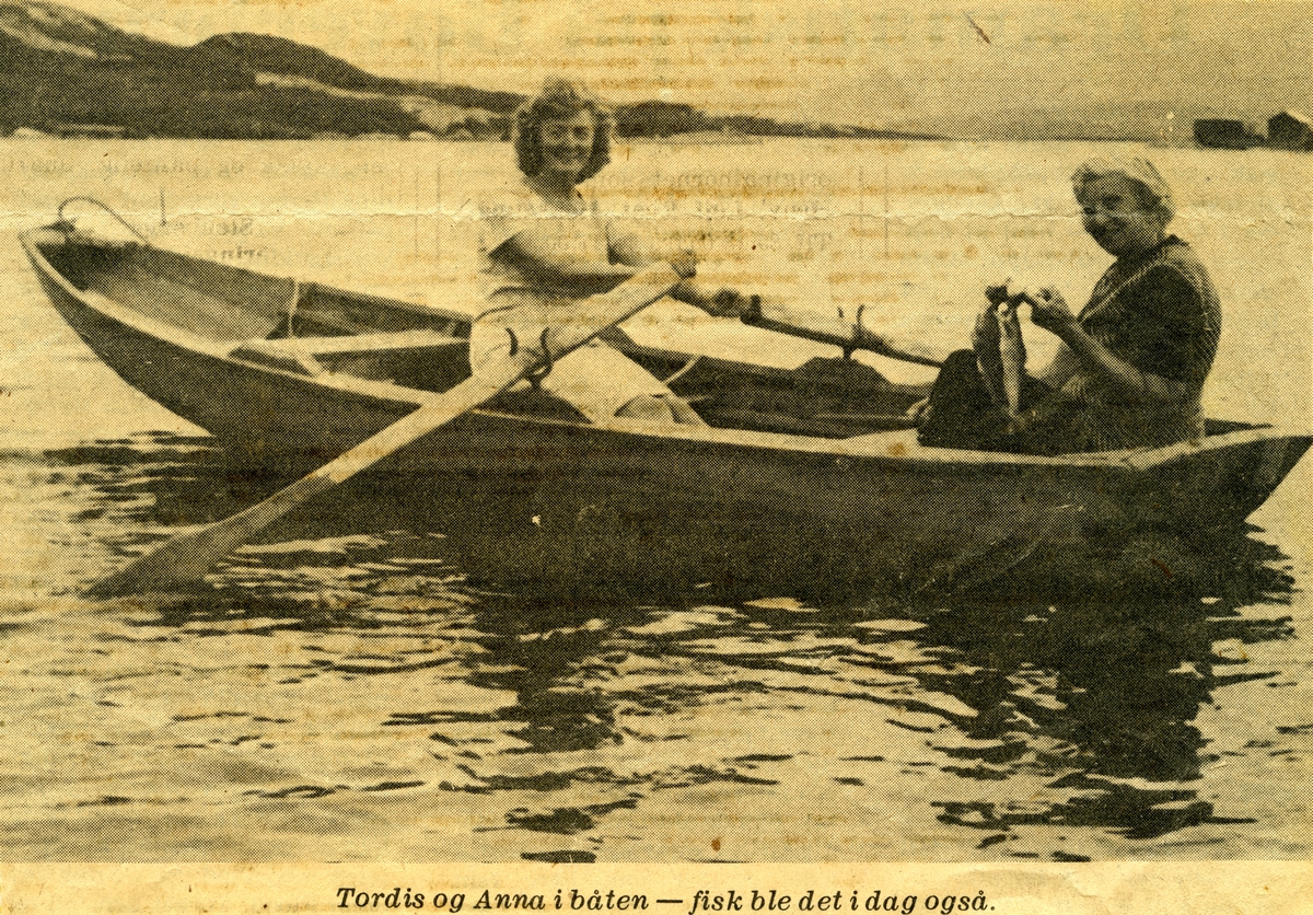 Frå venstre: Tordis Remmen og Anna Wangensteen(Bøkko) er ute og fiskar.