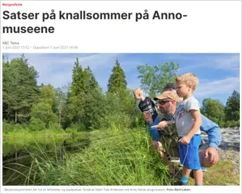 Forsiden på en nettartikkel med tittelen "Satser på knallsommer på Anno-museene", under er et bilde av en mann og en gutt ved et vann, gutten holder en fiskestang og mannen instruerer gutten