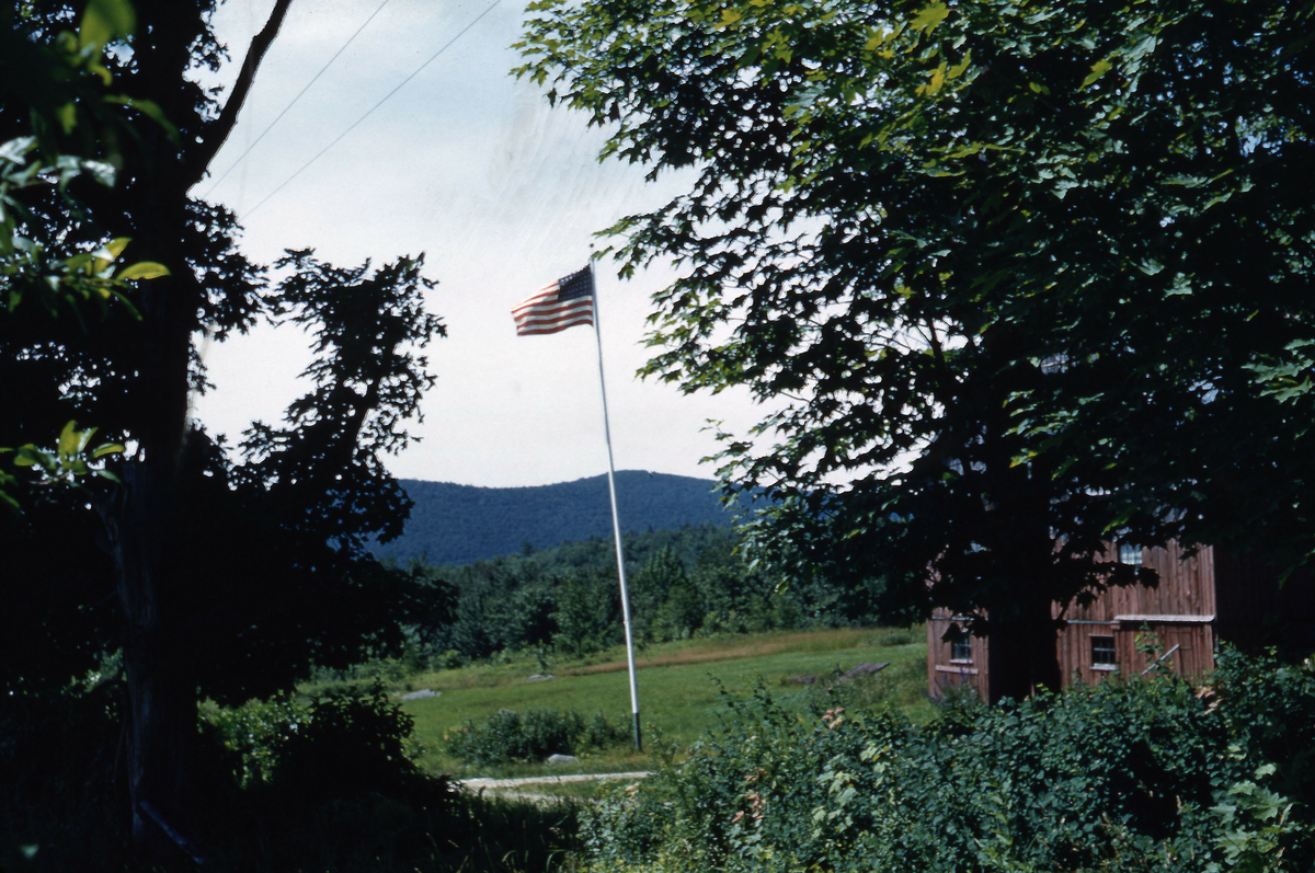 Gård med amerikansk flagg
