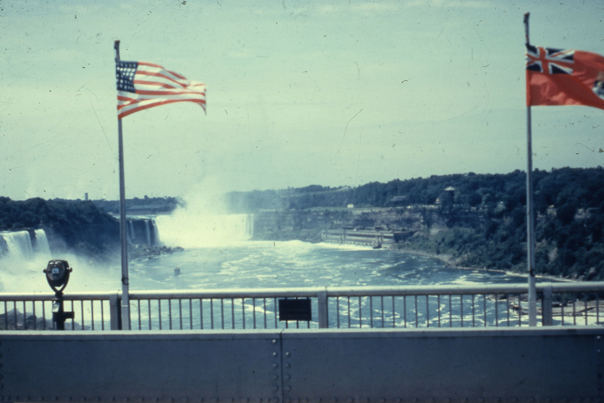 Niagarafallene Stars and Stripes og det gamle kanadiske flagget med unionsmerke