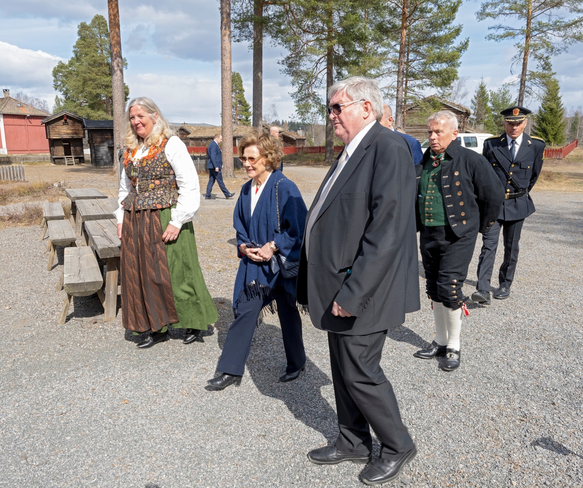 Fra åpningen av Anno bevaringssenter i Elverum, Innlandet 28. april 2022. Hennes Majestet Dronning Sonja på vei til lunsj for spesielt inviterte gjester i Petershagen kro på Glomdalsmuseet. F.v. Elverums ordfører Lillian Skjærvik, til høyre for Dronning Sonja går avdelingsdirektør ved Glomdalsmuseet Jan Hoff Jørgensen. Bak disse følger statsforvalter i Innlandet, Knut Storberget og visepolitimester i Innlandet, Arne Hammersmark. Bevaringssenteret ble åpnet av H.M. Dronningen.