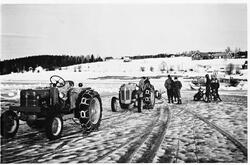 Issaging i Nessundet (Mjøsa) 1955. Det lages råk for M/F Hel
