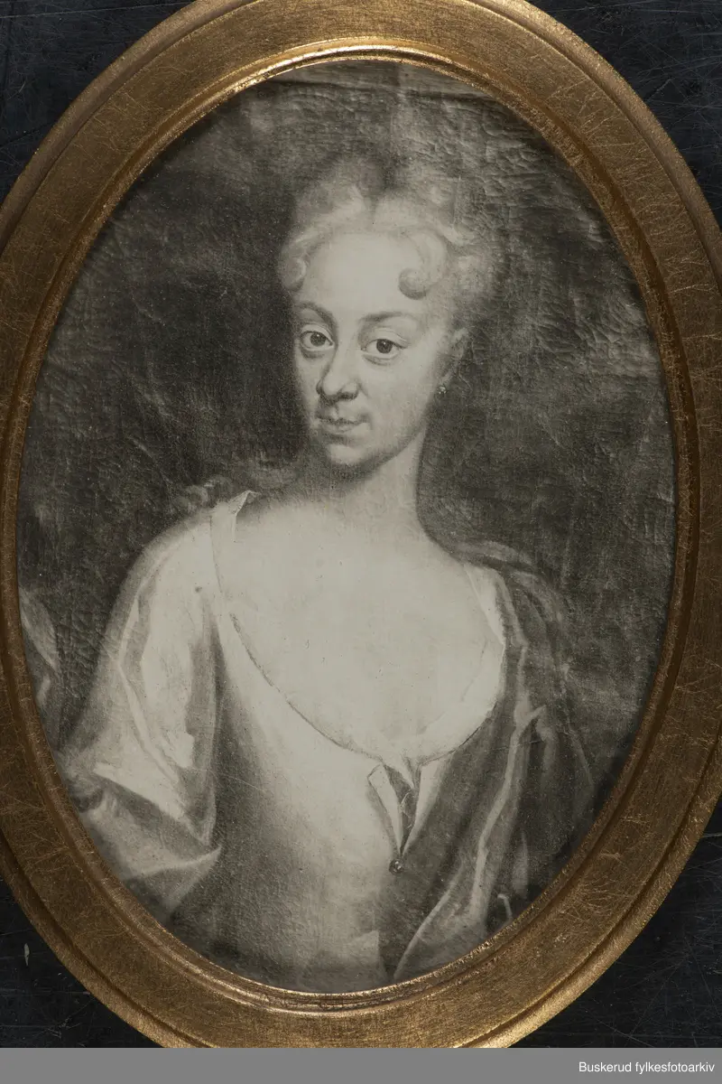 Fru Reinholdt Zelling, født Else Margrethe Holst. Datter av  Postmester Andreas Holst.. Ask gods
