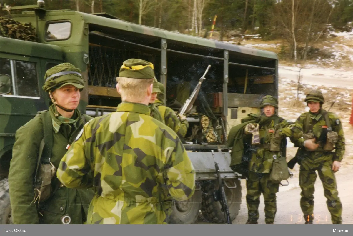 Infanteriets stridsskola. "Kulander letar efter 2 stycken stridsvagnsmina 6 i stridsselen." Terrängbil 20 i bakgrunden.