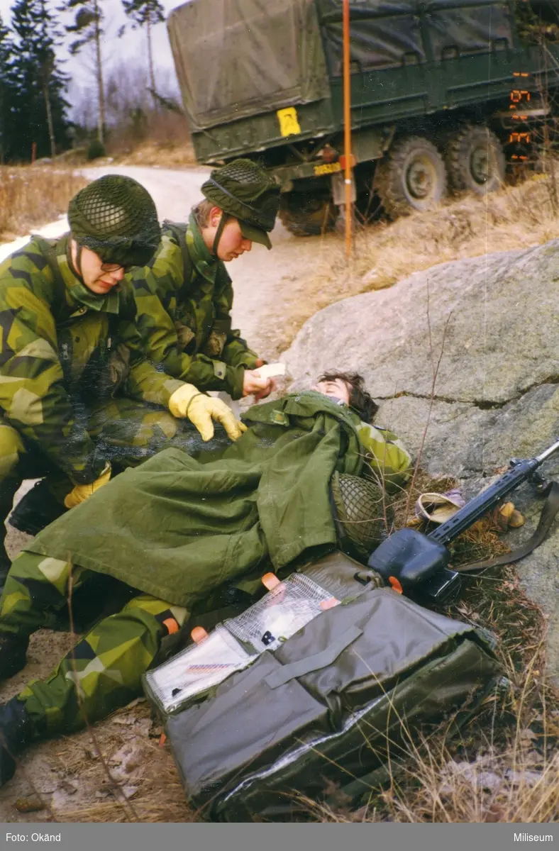 Infanteriets stridsskola. Terrängbil 20 i bakgrunden.