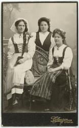 Kabinettsfotografi - Frida och Ester Frisk samt Klara Steen,