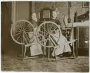 Anna och Frida Frisk spinner garn, Österbybruk vintern 1911