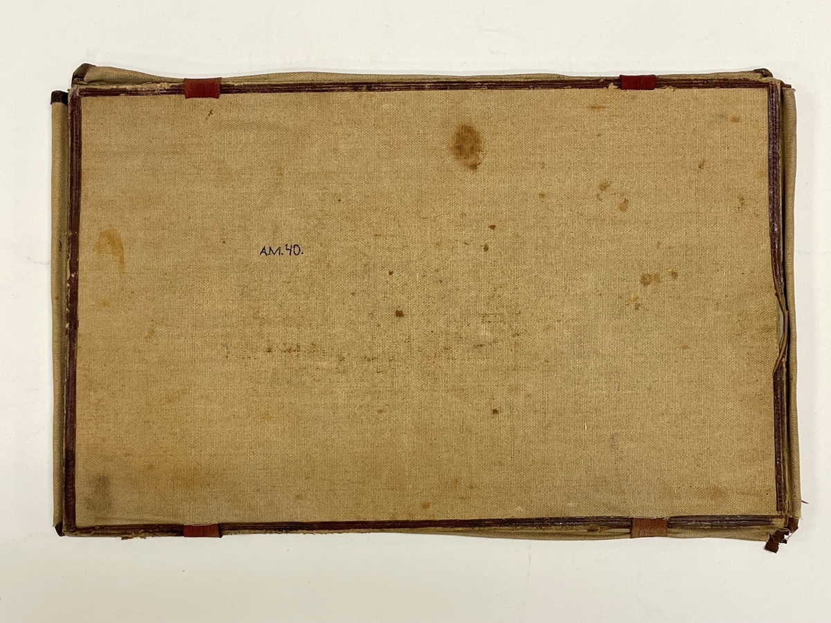 Av groft linne, kantat med brunt skinn, rödbruna bomullsband med spännen att binda det samman. I centrum en broderad utsmyckning föreställande blommor och blad.