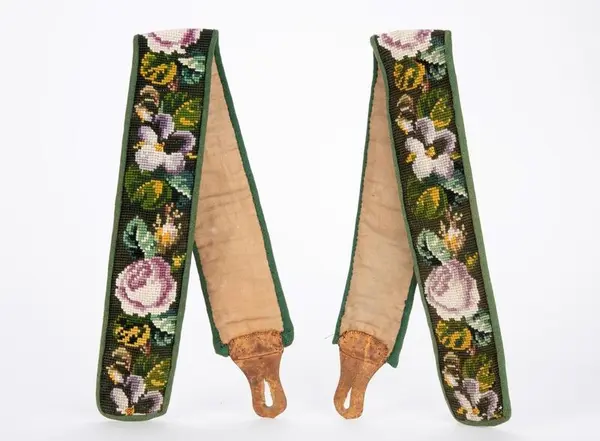 Broderte bukseseler i grønt, rosa. lilla og gult