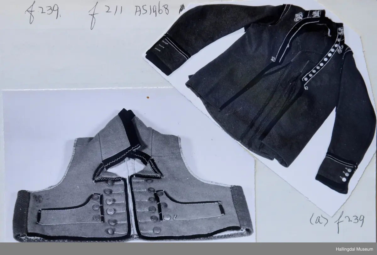 Trøye, karetrøye, sidtrøye. Vest
a) Mannstrøye, fiskekjølkje,: Vadmål, sort. Kantet med sort fløyel og takket, rød tøyremse. Ermer med oppslag ved hånden og på skulderen. Høy, oppstående krage, smale forstykker, ryggen 3 kremmerhusformede innsatte kiler. På kragen og øverst på forstykket broderte blader i blått, grønt, gult og rødt. Tinnknapper merket: "Form Tinknap".
b) Vest:
Vadmål. Rød med sorte fløyelskanter. Høy, oppestående krage. 6 knapphull og 6 tinnknapper på hver side. 2 lave lommer, små klaffer. Rygg av grovere, mørkere rødt ulltøy. Foret med lerret, forstykkene foret med hvitt ulltøy. Knappene merket: "Form  Tinknap".

a) trøye: høyde bak: 73,5 cm, vidde nede: 133,5 cm, under erme: 56 cm
b) vest: Høyde bak: 44 cm, Vidde nede: 100 cm
R.B.S.
