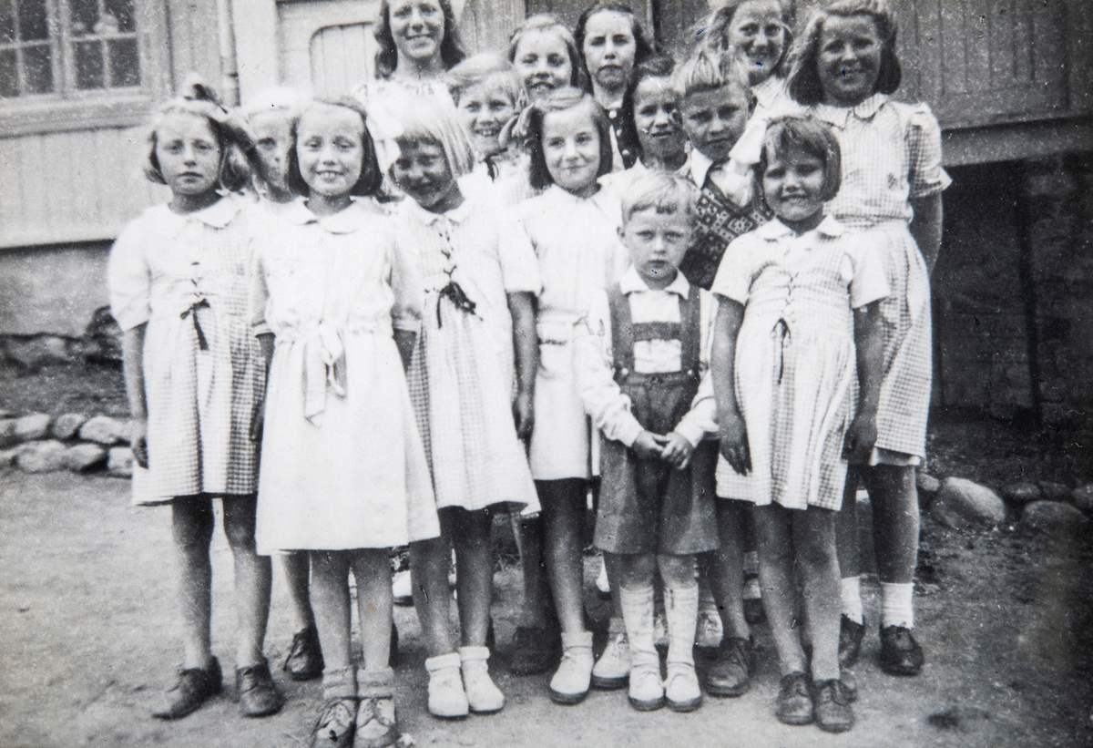 Gruppebilde fra Stange Barnehjem, Lundby i 1946.
1. rekke fra venstre: Alfhild Hansen, Svanhild Hansen, Signe (Tulla) Nordstad, Magnhild Karlsen, Edgar Storm Nordstad og Dagny Tømte. 
2. rekke fra venstre: Synnøve Kristiansen (delvis skjult), Randi Kristiansen, Ruth Karlsen, Alf Nordstad.
3. rekke fra venstre: Johanne Nydal, Karen Lundkvist, Helene Karlsen, Jorun Kristiansen, Inger Johanne Larsen.
